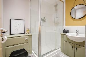 a bathroom with a shower and a sink at Perfect for visiting the Excel, O2, Canary Wharf - 15 mins from London City Airport in London