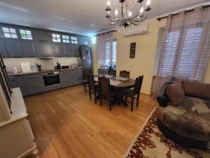 Η κουζίνα ή μικρή κουζίνα στο KOTOR OLD TOWN 2 bedroom apartment