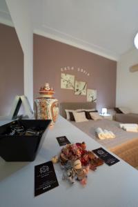 a room with a table with some objects on it w obiekcie Casa Sofia w Katanii