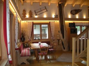 ein Zimmer mit einem Tisch und Stühlen in einem Haus in der Unterkunft Chalet Edelweiss im Montafon in Sankt Gallenkirch