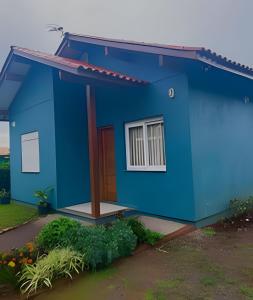 新彼得羅波利斯的住宿－Recanto Sossego，院子里有窗户的蓝色房子