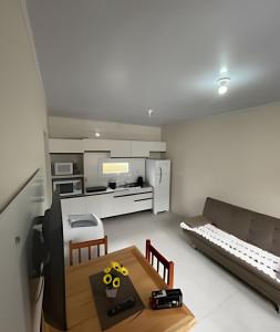 新彼得羅波利斯的住宿－Recanto Sossego，一间带桌子的客厅和一间厨房