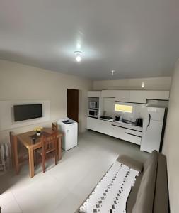新彼得羅波利斯的住宿－Recanto Sossego，带沙发的客厅和厨房