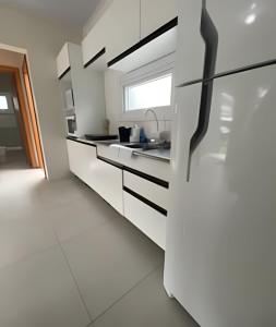 新彼得羅波利斯的住宿－Recanto Sossego，白色的厨房设有水槽和窗户