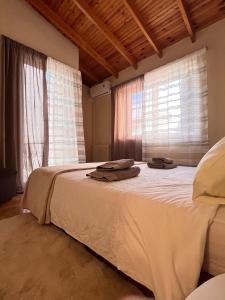 um quarto com uma cama grande com duas toalhas em Sunny Athens Apartment em Atenas