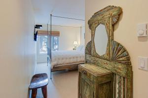 1 dormitorio con cama, espejo y silla en Greyhawk at the Ski Lifts -The Artisan, en Ketchum