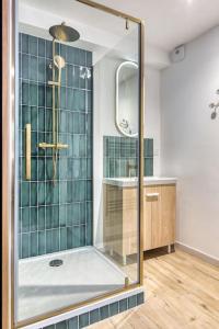 La salle de bains est pourvue d'une douche en verre et d'un lavabo. dans l'établissement *Love Room : *Pour un séjour en amoureux*, à Sotteville-lès-Rouen