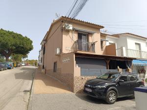 ein schwarzes Auto, das vor einem Haus parkt in der Unterkunft Casa Glori in Vélez-Málaga