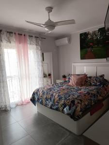 Schlafzimmer mit einem Bett und einem Deckenventilator in der Unterkunft Casa Glori in Vélez-Málaga