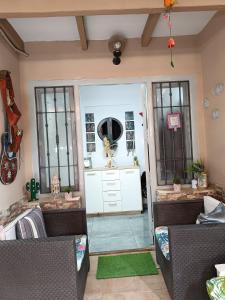 ein Wohnzimmer mit 2 Sofas vor einer Tür in der Unterkunft Casa Glori in Vélez-Málaga