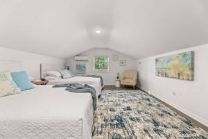 um quarto com 2 camas e um tapete em The Gardenia House em Charleston