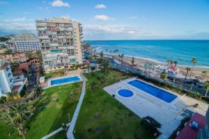 Luftblick auf ein Resort und das Meer in der Unterkunft VB Benalmádena 1 BR waterfront apt in Benalmádena