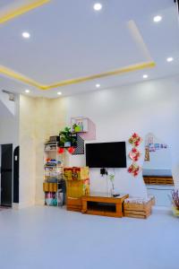  Il comprend un salon doté d'une télévision murale à écran plat. dans l'établissement Simi Homestay, à Vung Tau