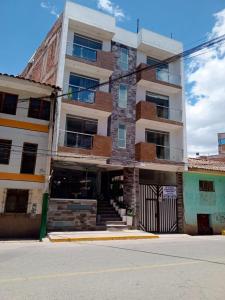 un edificio de apartamentos con una escalera delante en HOTEL CUSCO PERU, en Cusco