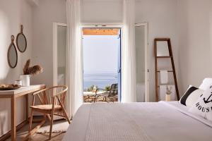 Кровать или кровати в номере Eutopia Suites Sifnos