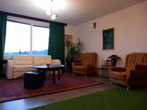 ein Wohnzimmer mit einem Sofa, einem Tisch und Stühlen in der Unterkunft Villa Marinov in Ohrid