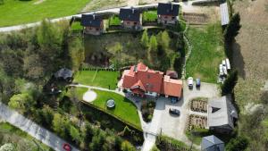 an aerial view of a house with a yard at Osada Pienińska in Krościenko