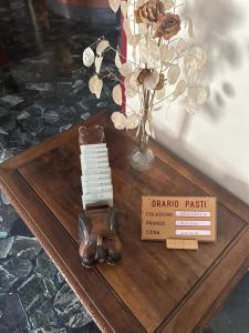 un tavolo di legno con un coniglio sopra di Hotel La Pineta a Cogoleto