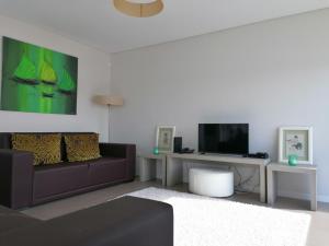 un soggiorno con un divano e una TV di Silver Coast Heights H ad Areia Branca