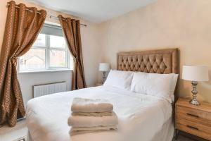 1 dormitorio con 1 cama con toallas en Charming 2-Bed House in Middleton Manchester, en Mánchester