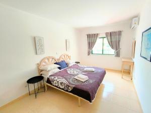 sypialnia z łóżkiem i krzesłem w obiekcie DUNAS DO ALVOR by LTS Holidays - #127 w Alvor