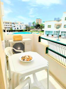 talerz jedzenia na białym stole na balkonie w obiekcie DUNAS DO ALVOR by LTS Holidays - #127 w Alvor