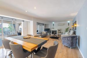 uma sala de estar com mesa e cadeiras em Villa Sardonyx CostaBlancaDreams em Calpe