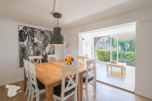 een eetkamer met een houten tafel en stoelen bij Villa Sardonyx CostaBlancaDreams in Calpe