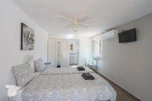 een slaapkamer met een bed en een plafondventilator bij Villa Sardonyx CostaBlancaDreams in Calpe +33 foto's