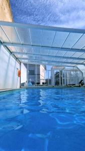 an indoor swimming pool with a large blue swimming pool at Evenia Monte Real in Monte Real