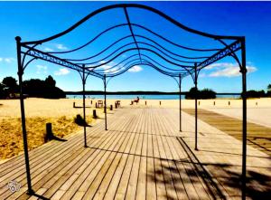 promenade sur une plage avec un auvent bleu dans l'établissement Mobil-homes emplacement 732 en 3ch ou 828 en 4ch tout équipés proche océan, à Gastes