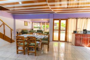 eine Küche und ein Esszimmer mit einem Tisch und Stühlen in der Unterkunft Casa Almendro Playa Panamá in Panamá