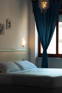 ein Schlafzimmer mit einem Bett mit einem blauen Vorhang in der Unterkunft Le Case della Costa - Apartment Positano in Maiori