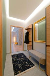 um quarto com um corredor com um espelho e um sofá em Villa Holiday Hevlín em Hevlín