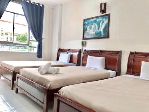 Llit o llits en una habitació de Saigon Cozy2 Hotel