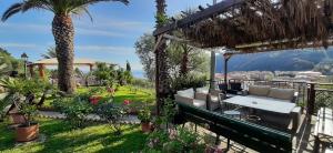 uma vista para um jardim com uma pérgola em Agriturismo Villa Bardi struttura con camere vista mare em Riva Trigoso
