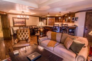 uma sala de estar com um sofá e uma mesa em Aspen Mountain Residences, Luxury 2 BR Residence 15,1 Block from Ski Lifts em Aspen