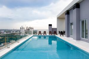 สระว่ายน้ำที่อยู่ใกล้ ๆ หรือใน Asunción Rent Suites Santa Teresa