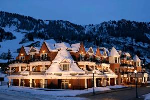 un grand bâtiment avec de la neige au-dessus dans l'établissement Aspen Mountain Residences, Luxury 2 BR Residence 15,1 Block from Ski Lifts, à Aspen