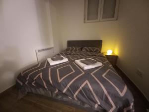 1 dormitorio con 1 cama con 2 toallas en Apartman DUDA Surčin, en Surčin