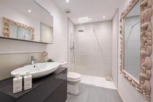a bathroom with a sink and a toilet and a tub at Beautiful House in Knightsbridge in London