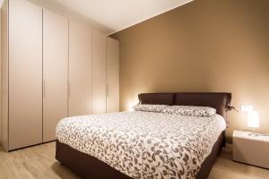 1 dormitorio con 1 cama y armario blanco en Lake Home Holiday, en Como