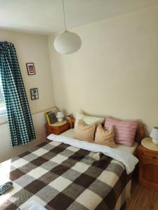 Postel nebo postele na pokoji v ubytování Guest House Bovada / Къща за гости Бовада + 8 fotografií