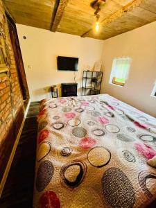 ein Schlafzimmer mit einem großen Bett in einem Zimmer in der Unterkunft Vikend na Ozrenu in Bosansko Petrovo Selo