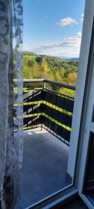 una ventana con vistas a un balcón en Noclegi u Ewusi 2, en Januszowice