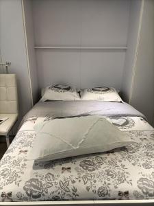 een paar bedden in een slaapkamer met een sprei bij Les Garennes in Rillieux