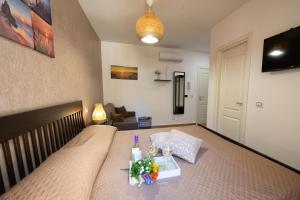 sypialnia z łóżkiem z tacą kwiatów w obiekcie Sunset House w mieście Balestrate