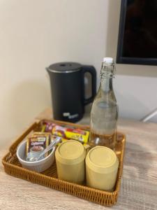 ein Tablett mit einer Flasche Wasser und etwas Essen in der Unterkunft ALANIS RESIDENCE Honey Suite in Sepang