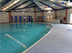 una gran piscina en un gimnasio en Hobbit - Holiday Lodge, en Longridge