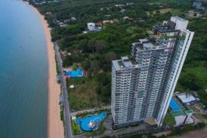 邦萨雷Delmare Beachfront Bangsaray的海滩旁一座大建筑的空中景观